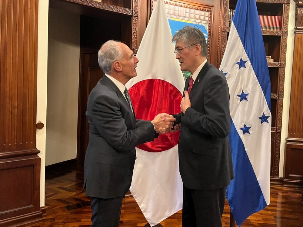 石瀬局長×アスフラ大統領（握手）