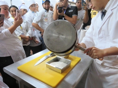 豆腐を流し込む様子